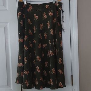 Jones New York Collection 100% silk army green floral skirt  Sz 10 NWT